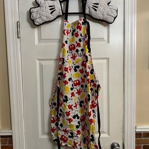 Mickey Mouse apron and oven mitts set
